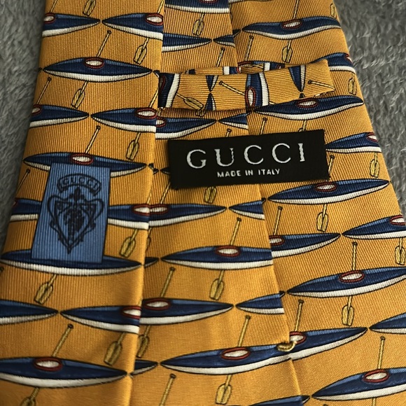 Men’s Vintage Gucci Gold Tie with Blue Kayak silk print design - Picture 3 of 3